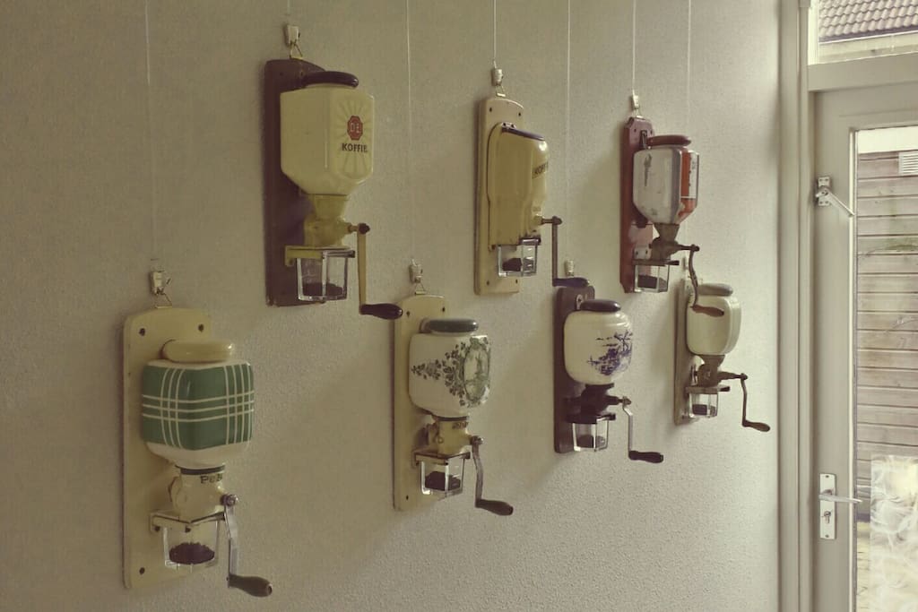 2016 improvement, 1930's looks! Some nice coffee grinders for decoration :)