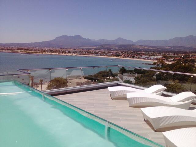 Chic, Ultra Lux Sea View Apartment – Solar Powered gallery image 5