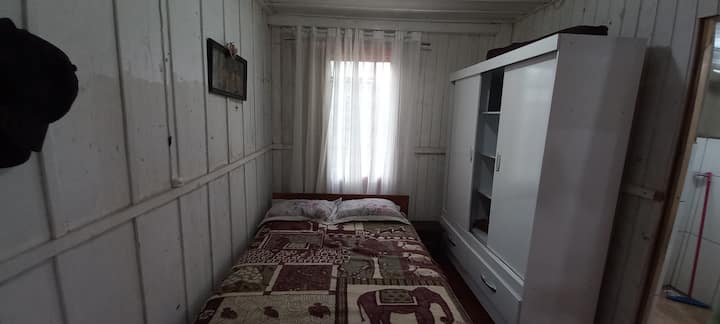 大约1间。套房配备卫生间、衣柜、双人床。