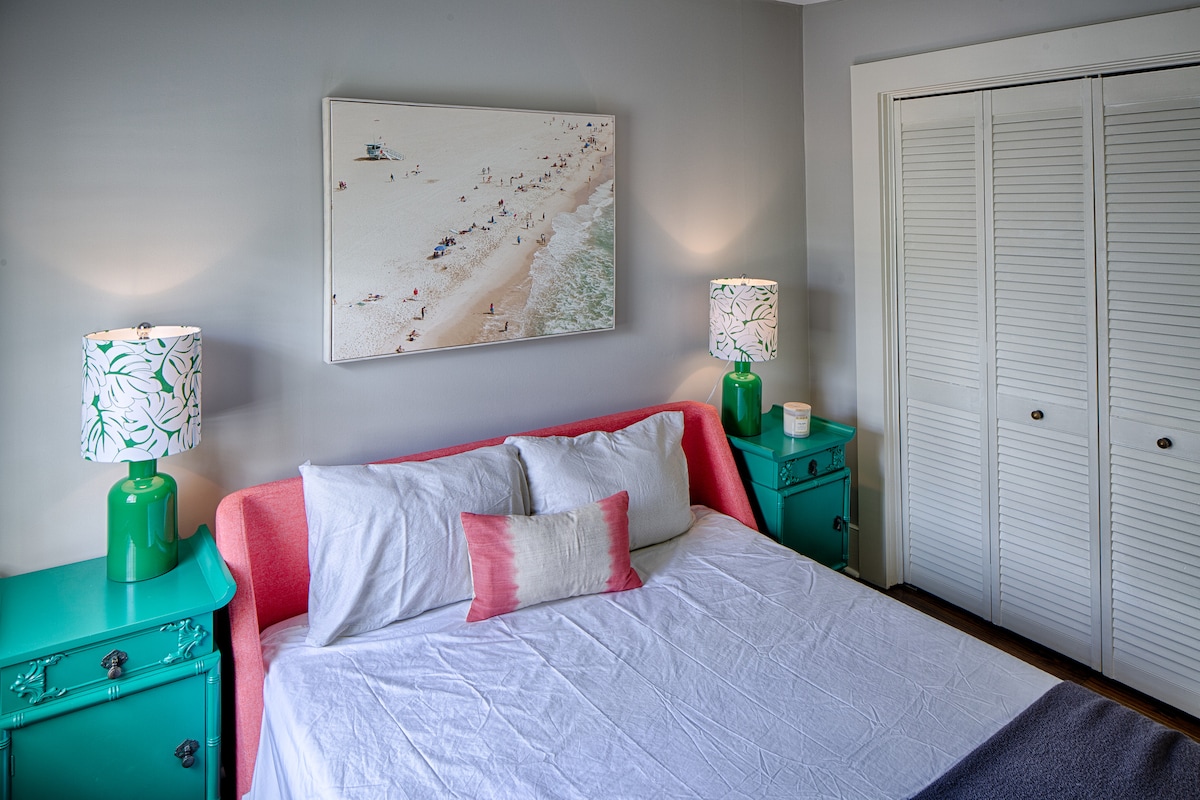 מיטת קווין סייז אורגנית עם טלוויזיית רוקו 50 אינץ'