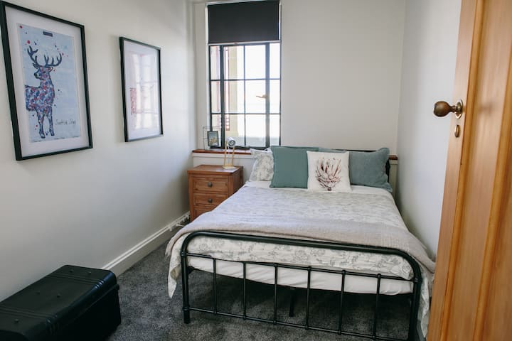 第三间卧室配有双人床和城市景观。 