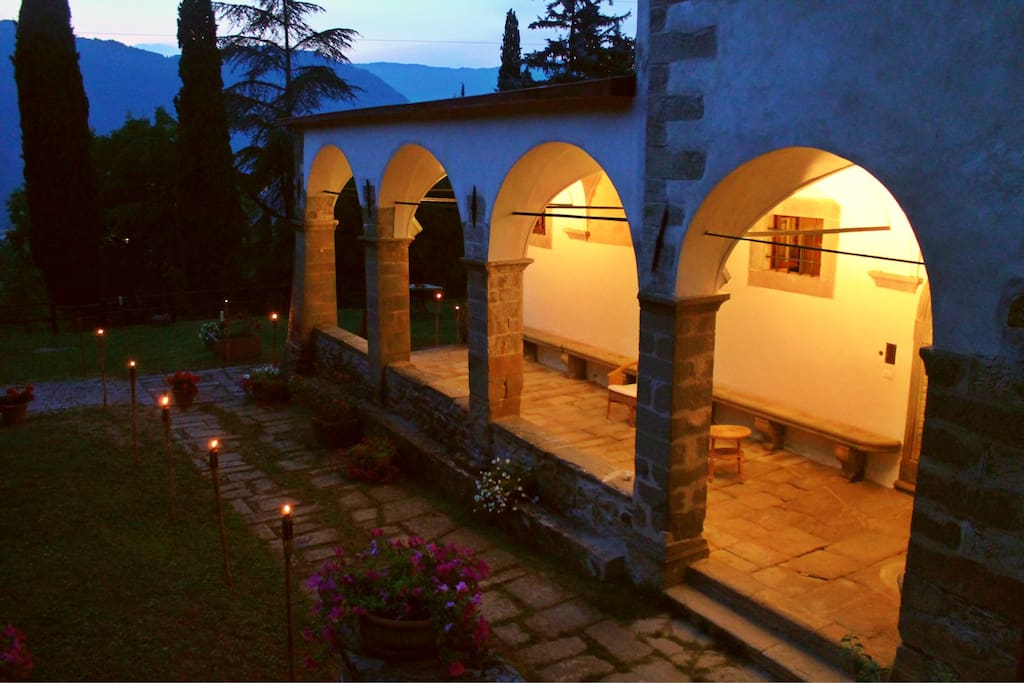 portico di ingresso in notturna