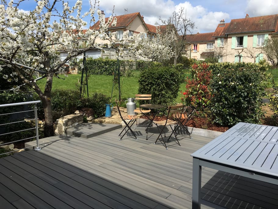 Terrasse de plein pied donnant sur la véranda et le jardin potager. Très abritée et ensoleillée le matin.