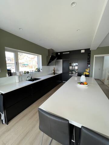 Family friendly home, pool and quiet neighborhood. gallery image 4