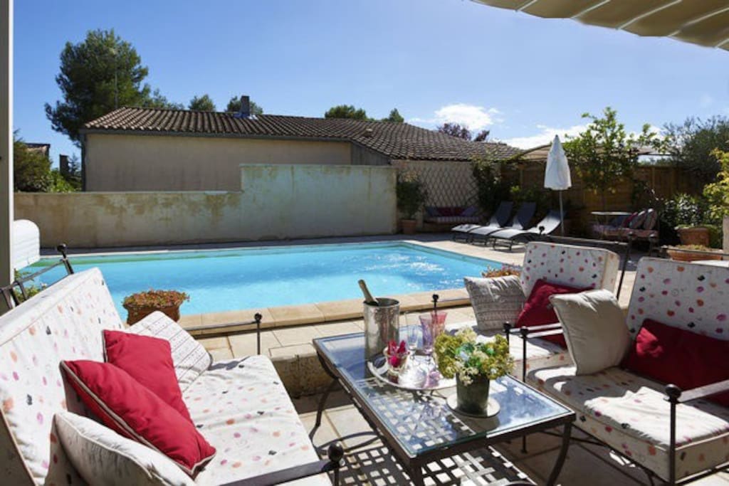 Salon pour vous détendre au bord de la piscine