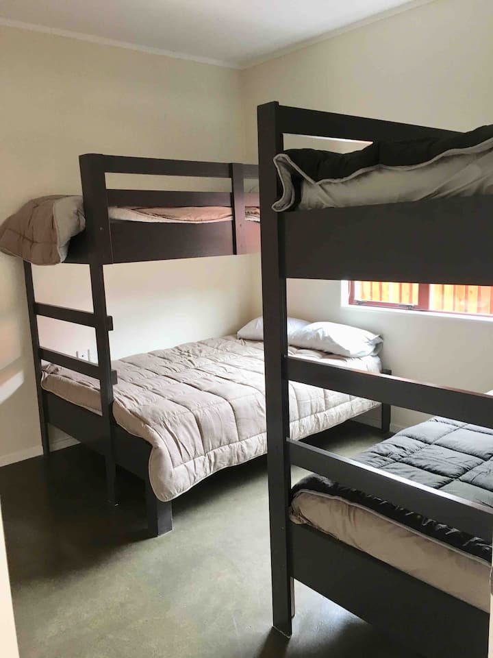 1 kingsize eenpersoonsbed en 3 eenpersoonsstapelbedden