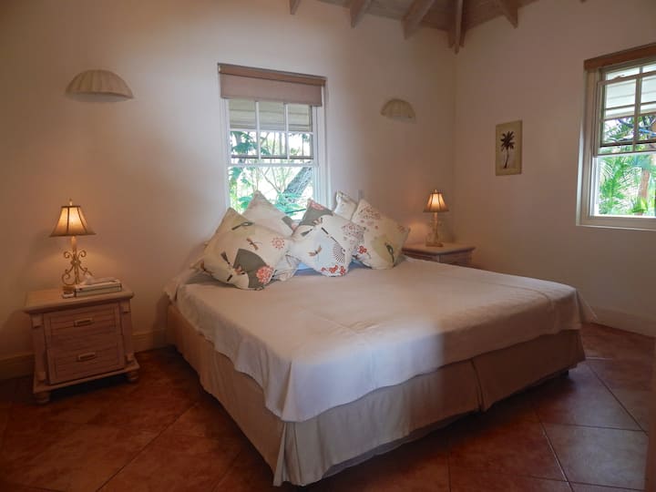 غرفة نوم رئيسية بسرير سوبر كينج