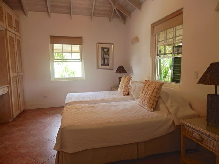 غرفة النوم الثانية - أسرّة مزدوجة كبيرة بحمام داخلي