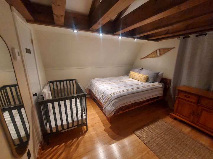 Soveværelse med 2 queensize-senge og en vugge