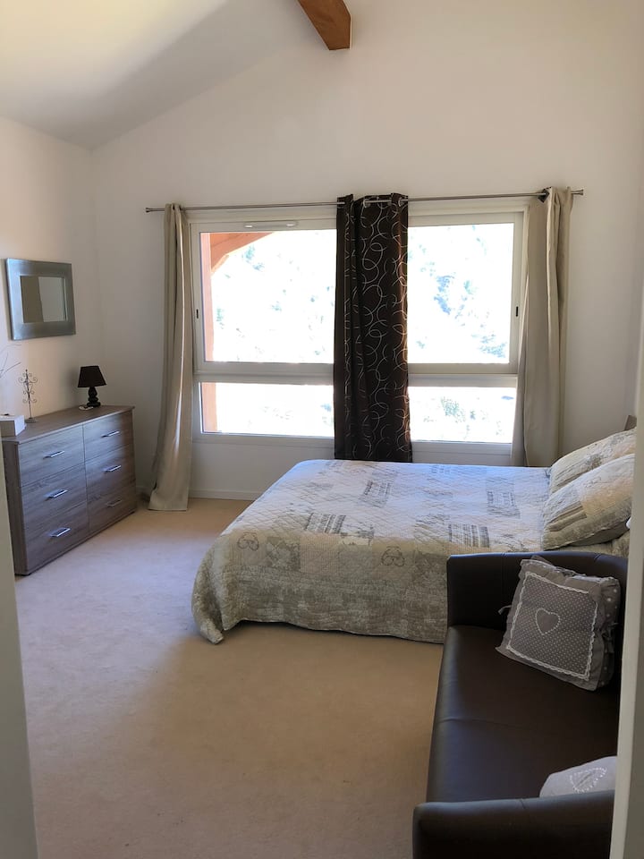 Hlavná spálňa ( s vlastnou kúpeľňou) 2. poschodie 