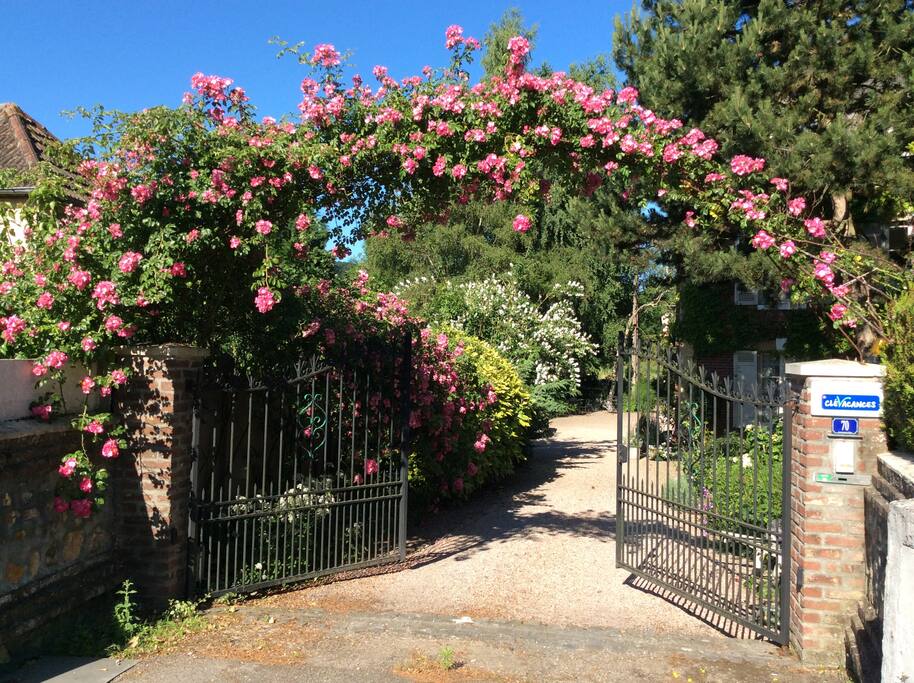 Entrez sous une arche de roses.......