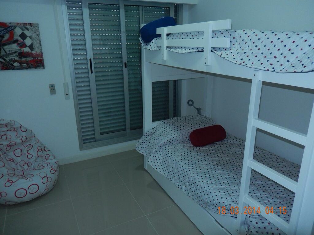 Спална соба со три кревета ,голем плакат и излез од балкон
Aire Acc.