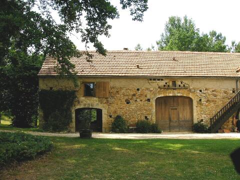 Quiet cottage with a pool