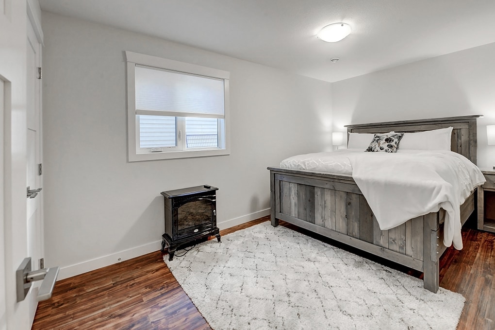 غرفة نوم بسرير كينج في الطابق الأول.
تتوفر بطانيات ووسائد إضافية.