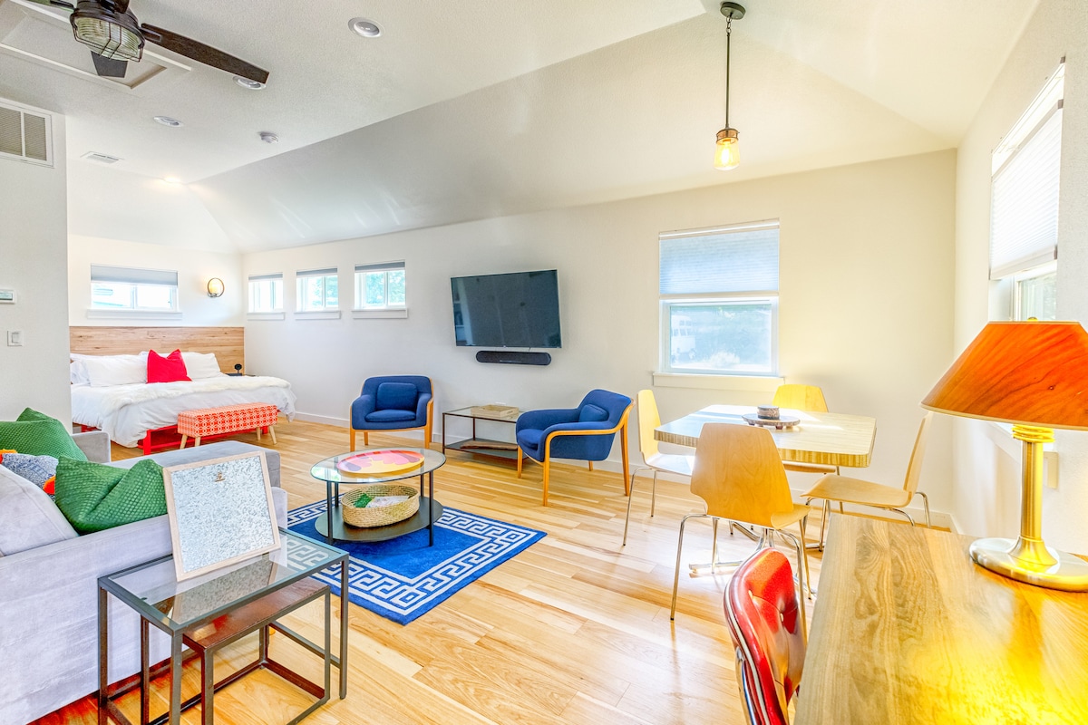 Bright & Cheery Casita Perfect for Visiting Family