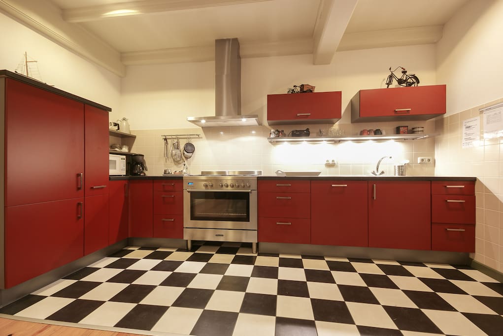 moderne keuken van alle gemakken voorzien