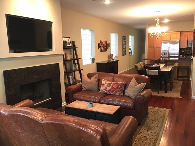 Lovely 3/2.5 duplex in Wicker Park area gallery image 4