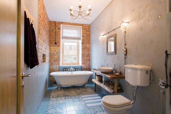 Art apartment near centre and parking