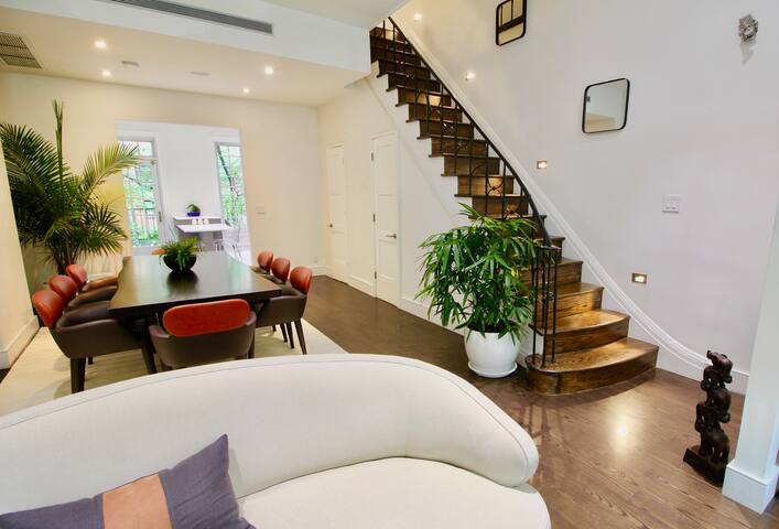 Private, Beautiful Upper Eastside Townhome gallery image 3