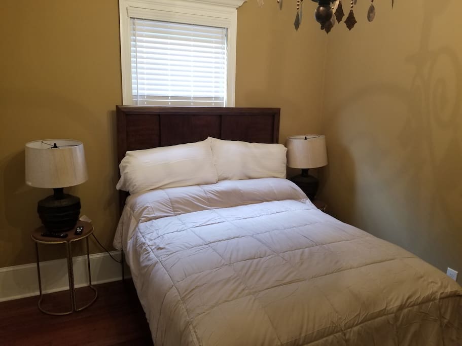 1st Queen size bedroom with closet