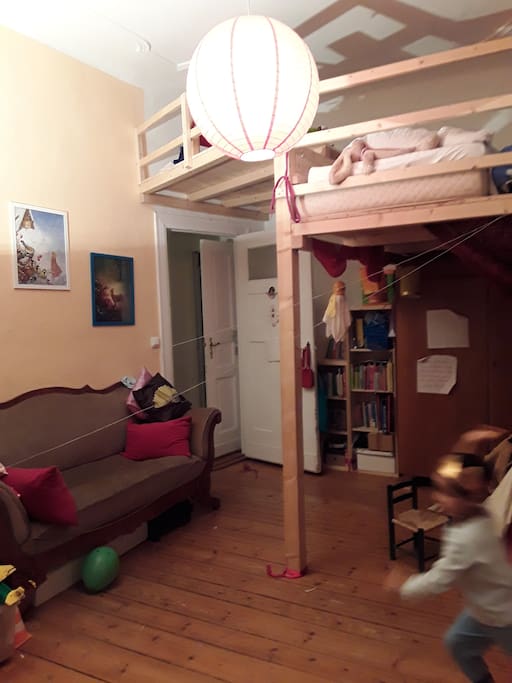 Helles Zimmer mit Hochetage