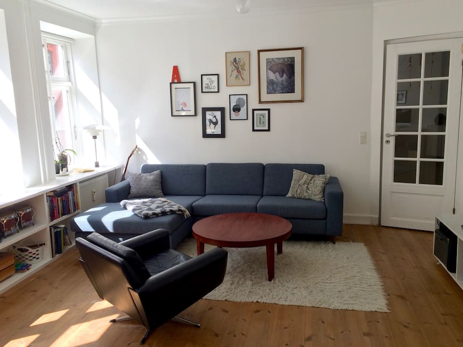 Stor lys stue med tv og spillekonsol/Big livingroom with TV and Gamestation