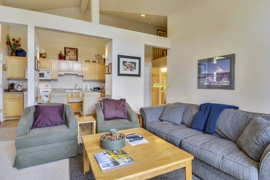 Couch,Furniture,Apartment,Indoors,Living Room
