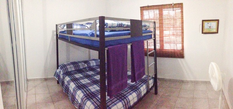 Habitación 3: búnkeres completos con capacidad para dos adultos en la cama de abajo y dos niños o un adulto en la cama de arriba. Esta habitación tiene aire acondicionado.