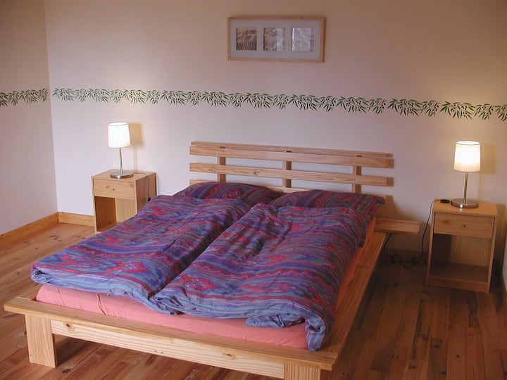 Dormitorio con cama matrimonial
chambre 1, iluminado 1,40 x 1,90