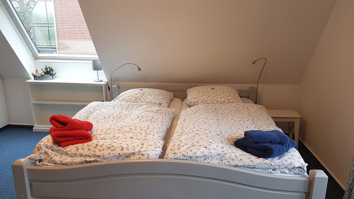 جميع نوافذ Velux مجهزة بستائر معتِّمة بالكامل والنوافذ الأخرى مع شبابيك.