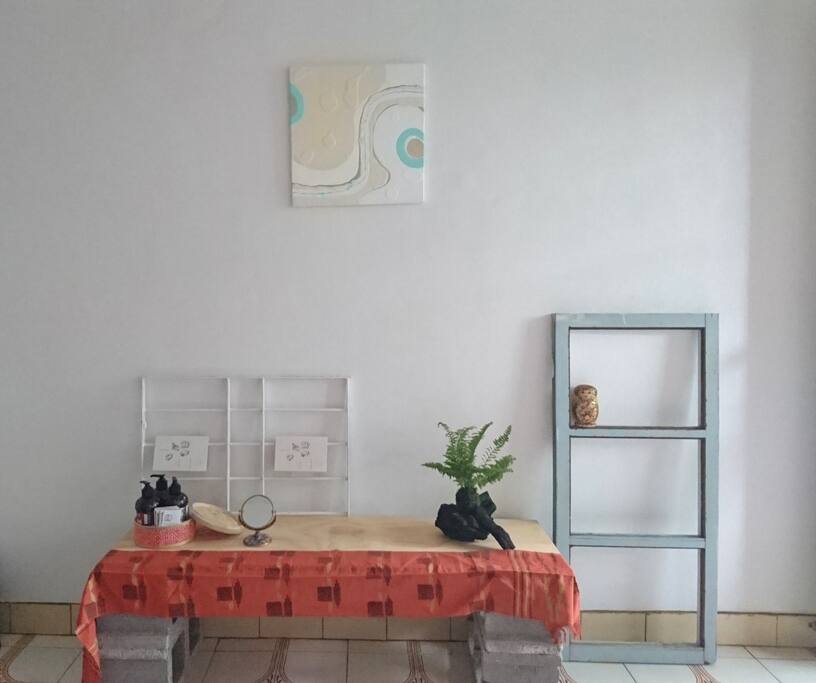 香港藝術家Winston Lau作品《更生時刻》下,原屋拆下來的鐵窗花和原木桌是個迷你展示架。