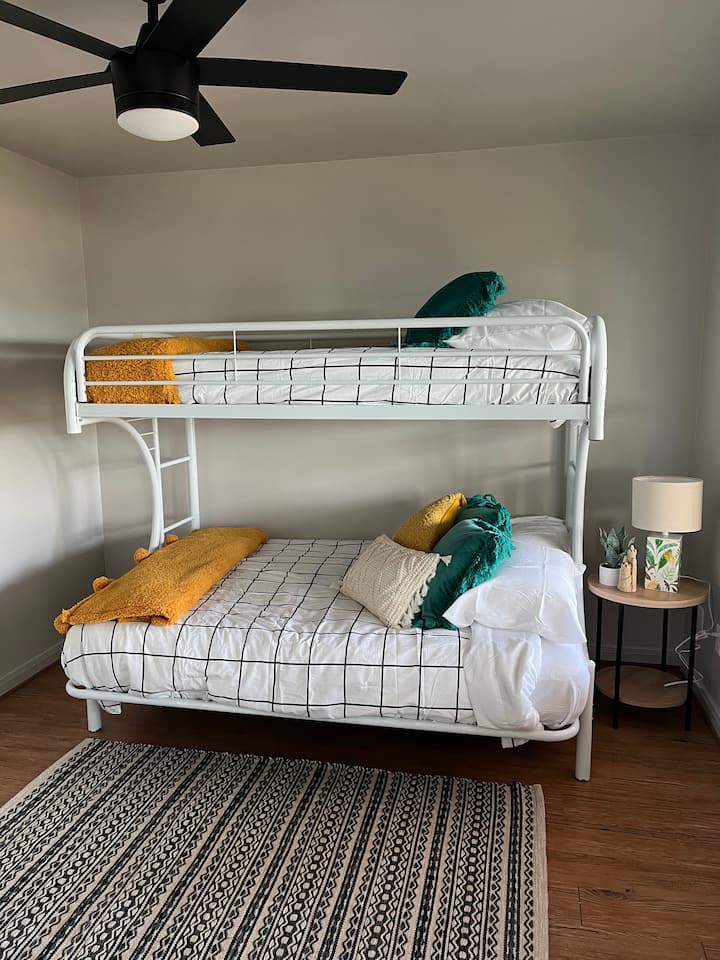 Chambre avec lits superposés avec matelas de grande taille en bas et double sur le dessus ! Attention, veuillez excuser notre poussière car nous ajoutons toujours une télévision à cette pièce !