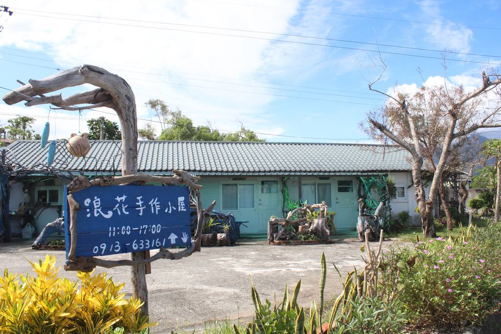 每間房間都是獨立出入口!有自己的戶外桌椅!