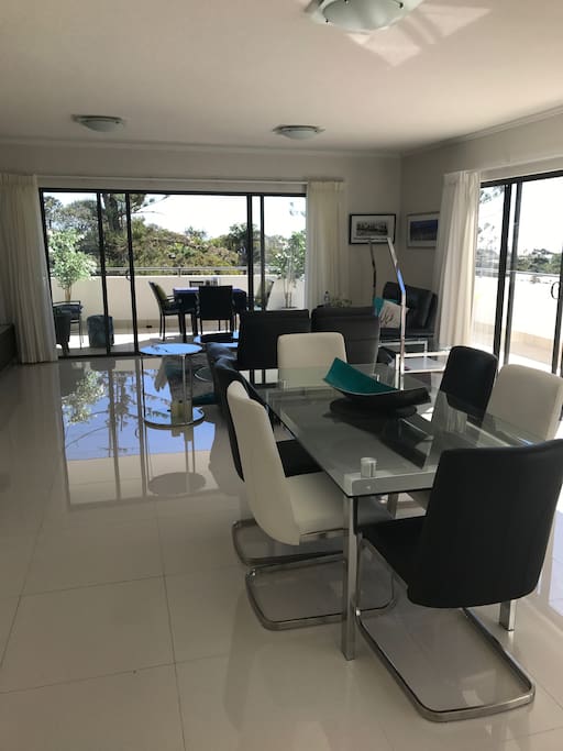 Lounge/Dining