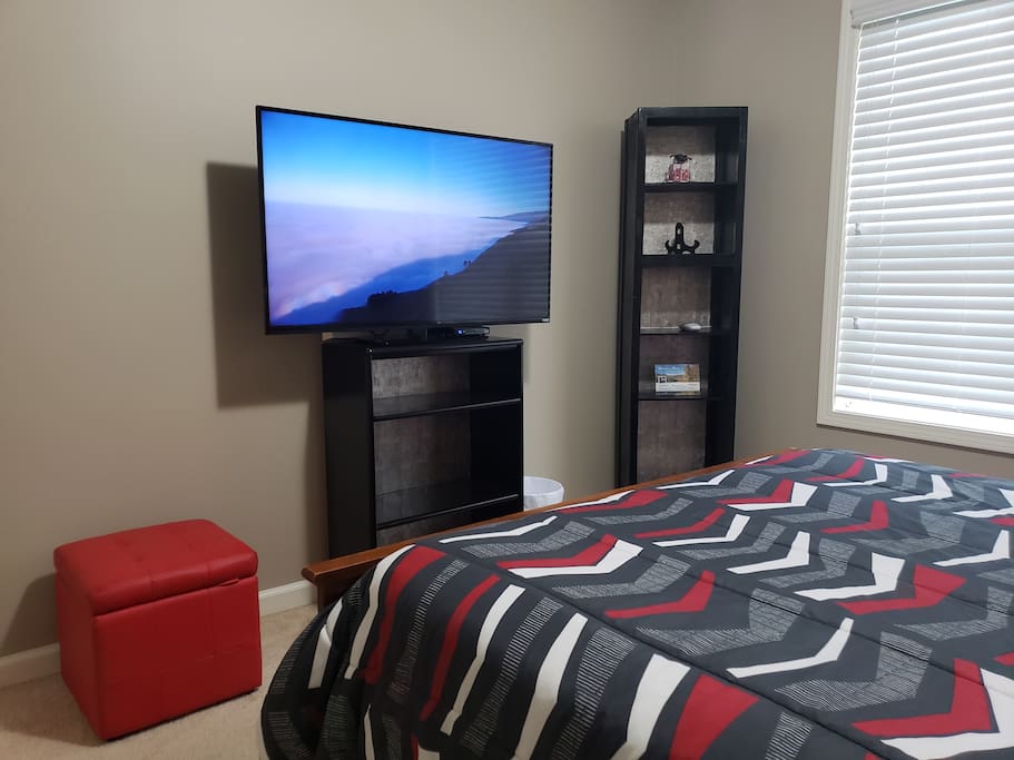 Huge Flat Screen TV with Cable and Netflix, Hulu, HBO Prime TV