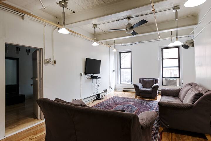 MODERN 3 BEDROOM APT IN THE HEART OF BROOKLYN gallery image 2