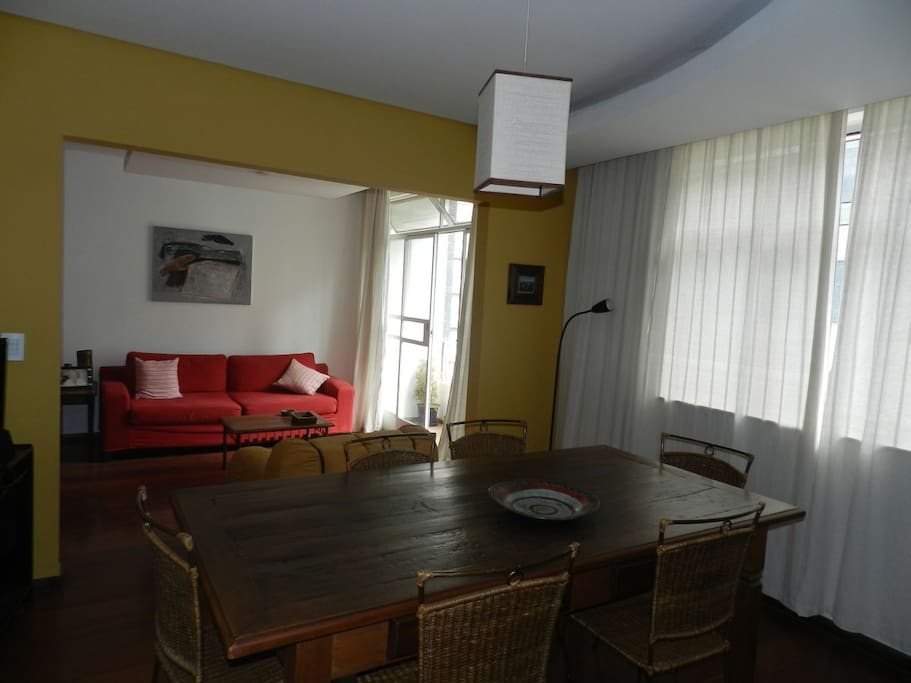 Sala de jantar com sala de estar ao fundo