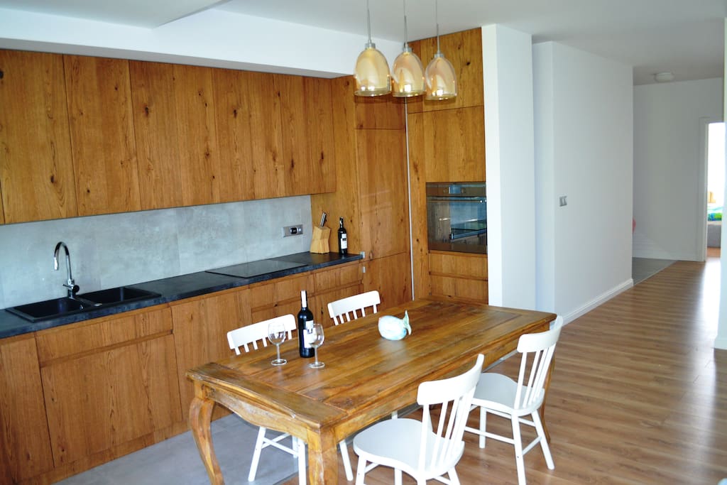 Kitchen with dishwasher, oven and washing machine