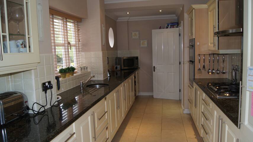 5* Hotel Quality Living – 15mins from City gallery image 2