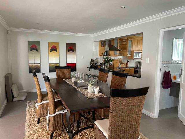 Beautiful 2 bedroomed apt with amazing sea views gallery image 4