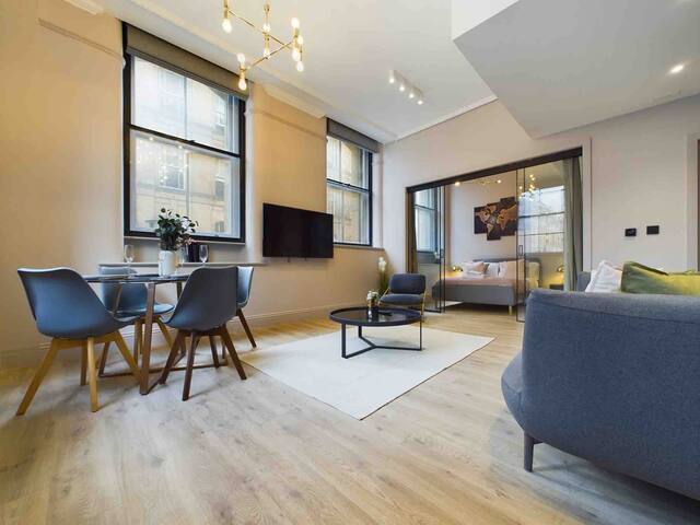 Luxury Stunning Two bedroom gallery image 4