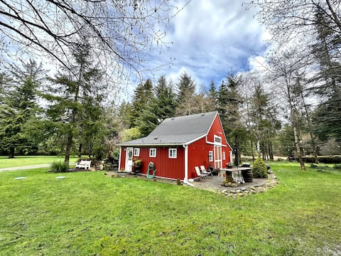 Red Barn 5 mins to the River, Ocean & Redwoods!