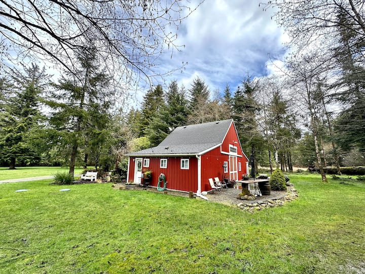 Red Barn 5 mins to the River, Ocean & Redwoods!