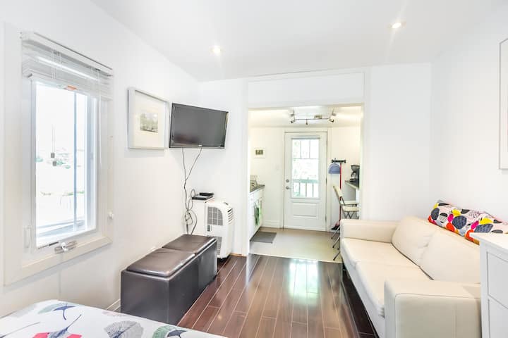 Studio Apt (C) – Central/east By Woodbine Subway - Toronto