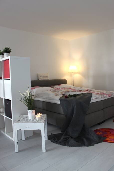 Gemütlicher Schlafbereich mit einem 1.80x2.00m Boxspringbett
