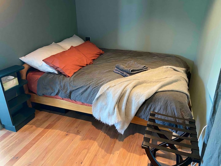 舒适温馨的洞穴卧室。 使用大篷车和船只的设计原则，卧室很小，可以节省空间，但适合一张加大双人床和大量抽屉供您的衣服使用。 床三面有墙壁。 