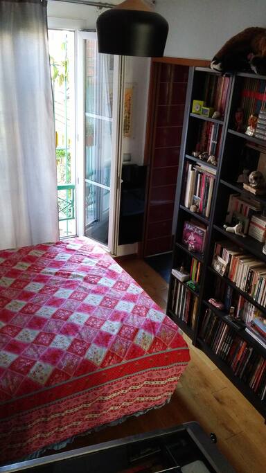 partie chambre & entrée SDB - bedroom part & bathroom entrance