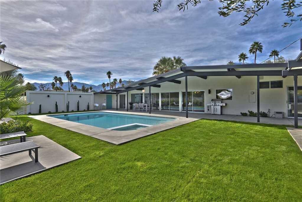 OVER BACKYARD TO POOL AND MOUNTAIN VIEW - THE AQUA HOUSE - PALM SPRINGS VACATION RENTAL POOL HOME