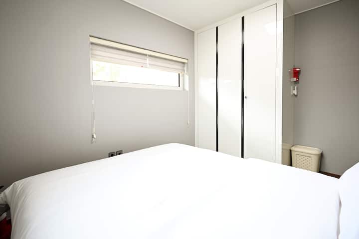 2nd Bedroom: King Bed