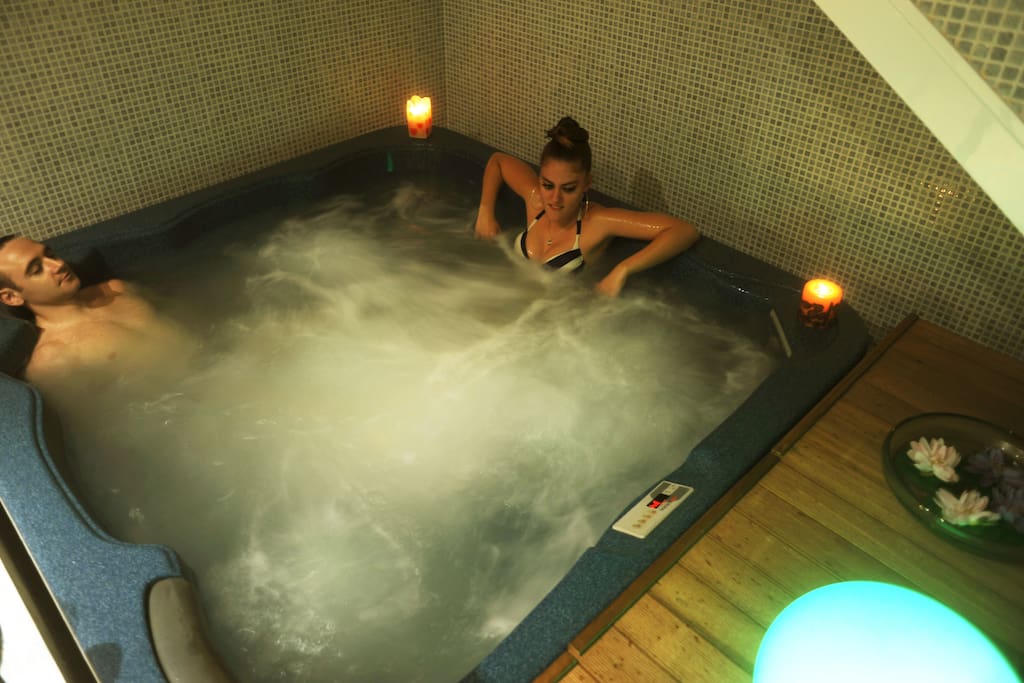 Jacuzzi 2x2 del Spa privado de la casa La Jara